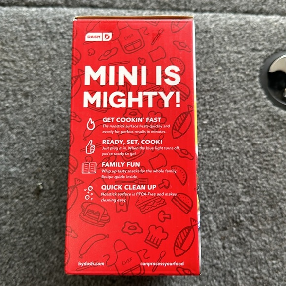 Mini waffle maker. Has a 4 inch cooking surfaces. 350 watts - Picture 3 of 3